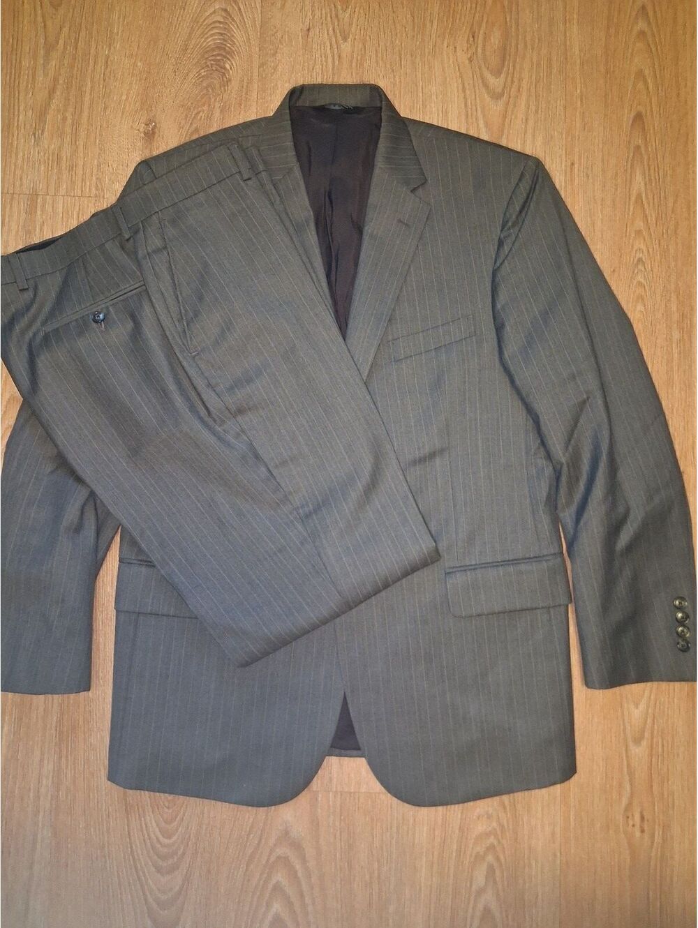 Jos A Bank 2 Piece Suit Mens 41R 34x30 Gray Striped Wool